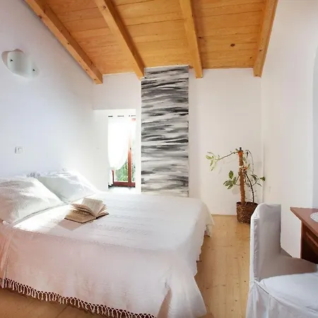 Dina Sa Bazenom Villa