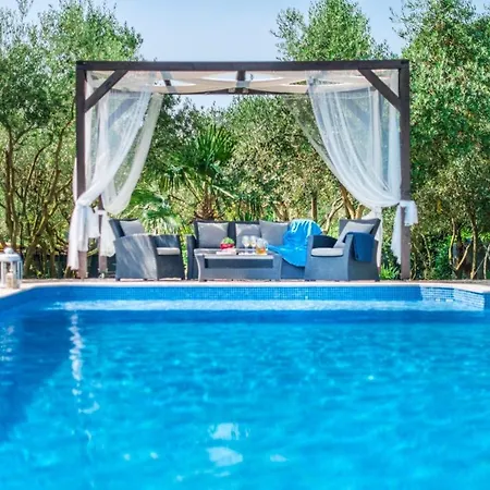 Villa Dina Sa Bazenom Marčana