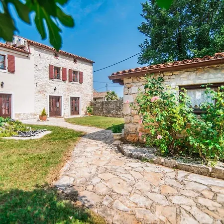 Dina Sa Bazenom Marčana