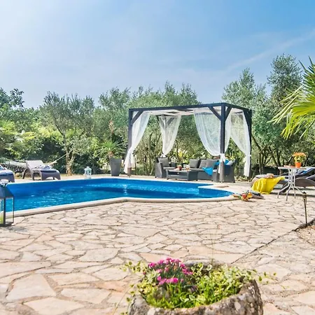 Dina Sa Bazenom Villa