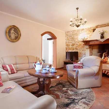 Villa Dina Sa Bazenom Marčana